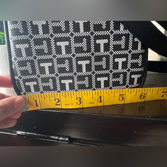 Tommy Hilfiger Signature Handbag/Crossbody - Picture 2 of 11